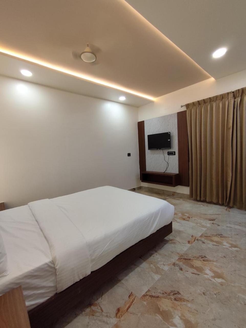 Sree Mahalakshmi Residency By K Hotels Virudunagar Esterno foto