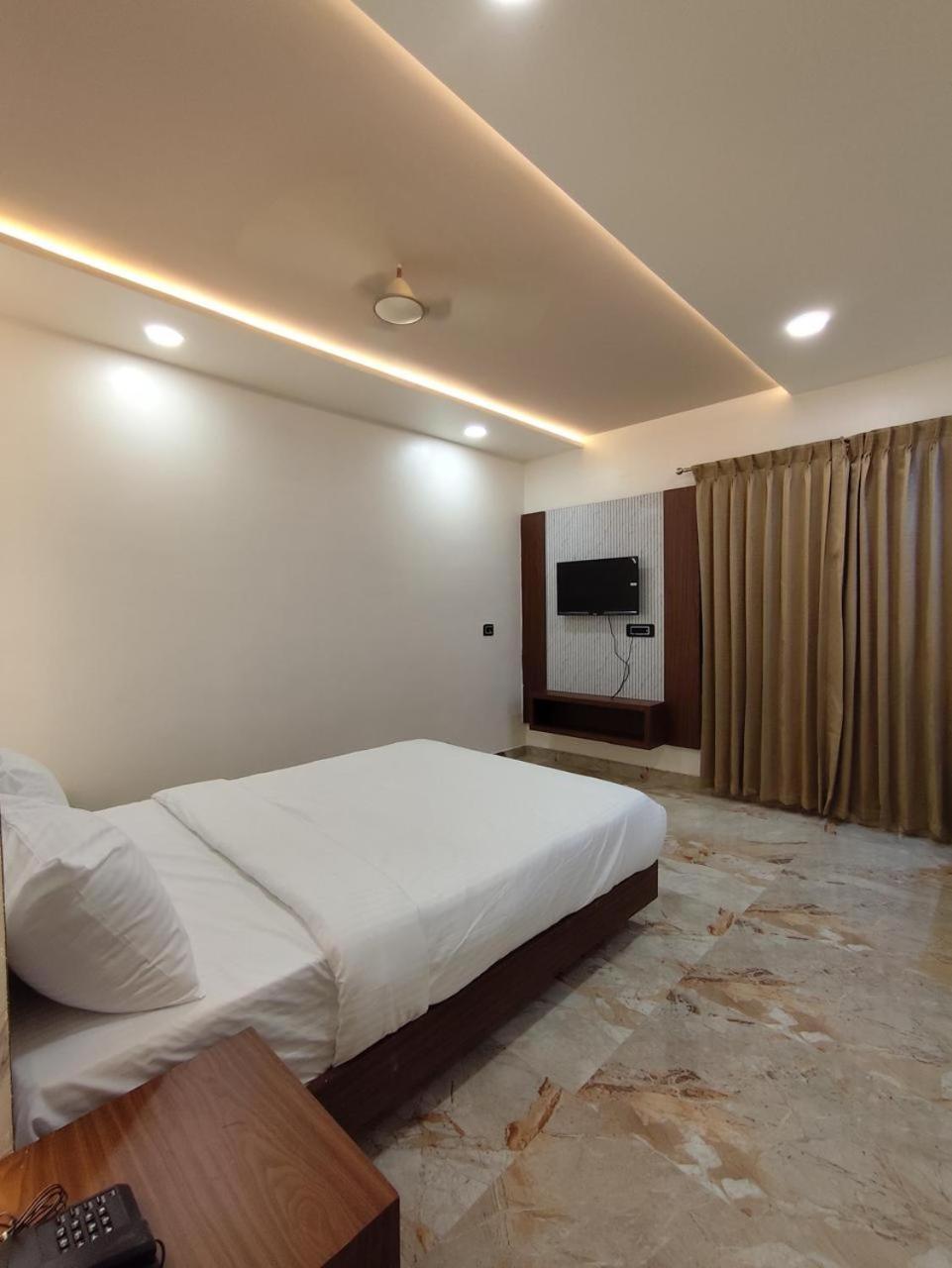 Sree Mahalakshmi Residency By K Hotels Virudunagar Esterno foto